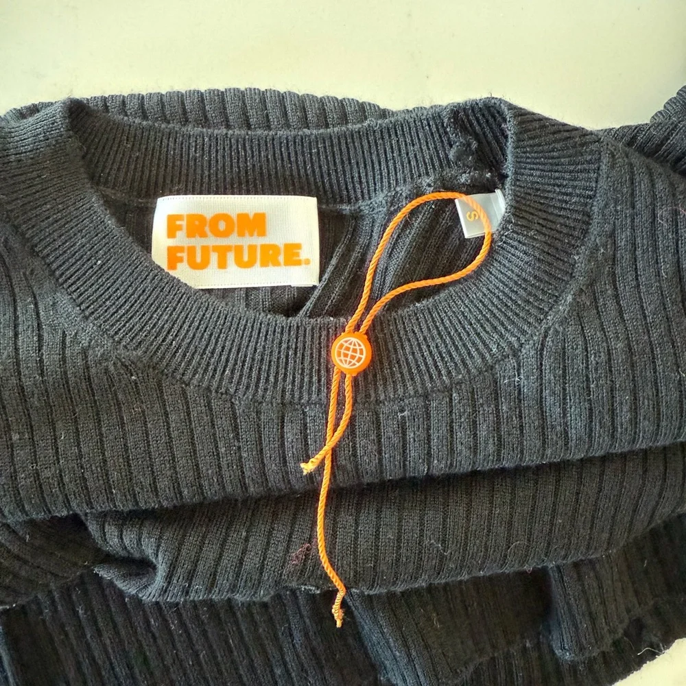 From Future Y2K 100% Wool Black Ribbed Sweater With Heart Cut Out NWT - Picture 4 of 5